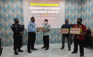 Salut! Rutan Wonogiri Bagi-Bagi Paket Sembako ke Warga Terdampak PPKM