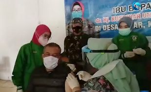 KISAH KADES JENAR: Dulu Hujat Pejabat, Kini Disuntik Vaksin Langsung oleh Bupati Sragen