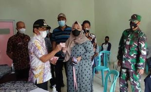 Terus Berlanjut, Bupati Banjarnegara Tinjau Penyaluran JPS PPKM di Desa Rejasari