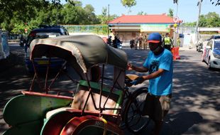 Penutupan Jl Dr Radjiman Solo Bikin Pengayuh Becak dan Jukir Menangis