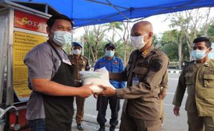 Bupati, Polres, dan Kodim Karanganyar Bagikan Beras untuk Warga Terdampak PPKM Darurat