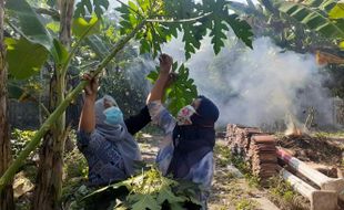 Ibu-ibu di Madiun, Bagikan Sembako dan Jamu kepada Warga Isoman