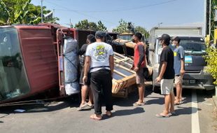 Ngebut Saat Belok, Truk Pengangkut Kaca Terguling Timpa Mobil Boks Pembawa Obat-Obatan