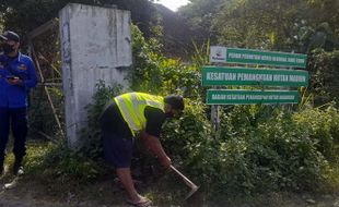 Tak Pakai Masker, Belasan Warga Madiun Disanksi Bersih-Bersih