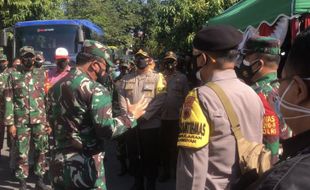 Lancar Jawab Pertanyaan Panglima TNI, Babinsa Kemlayan Solo Dapat Hadiah Tiket Pendidikan Bintara