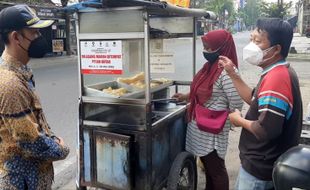 Sidak Penutupan Jalan, Pimpinan DPRD Solo Ini Malah Borong Dagangan PKL Jl Piere Tendean