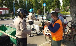 Polisi Sukoharjo Terobos Gang Sempit Pakai Motor Berberonjong Bagikan Sembako