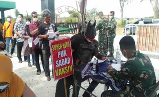 Kocak! Warga Berkostum Batman Ikut Antre Vaksinasi Markas 413/Bremoro Sukoharjo