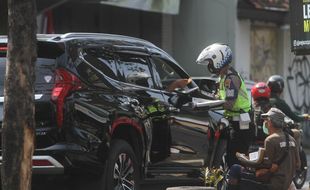 FOTO : Aksi Simpatik, Anggota Satlantas Polresta Solo Bantu Warga Jualan Koran