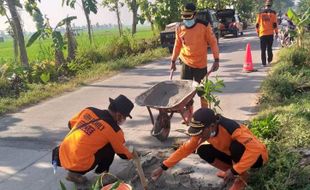 Salut, Sukarelawan ARH Center Rescue Sragen Swadaya Tambal Jalan Berlubang