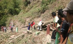 Waduh! Jalan Keluar Masuk Girpasang Klaten Sempat Tertutup Longsor