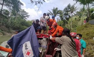 Truk Bermuatan Batu Terjun Bebas ke Sungai dari Jembatan Selo