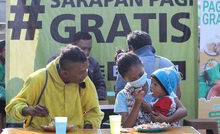 Berbagi Sarapan Bagi Warga Terdampak Pandemi Covid-19 di Depok