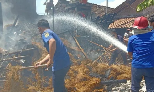 Tumpukan Jerami Keluar Api, Warga Purwodadi Geger