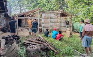 Bruk! Hujan Deras Jumat Malam, Rumah Gandok Warga Jenar Sragen Ambruk