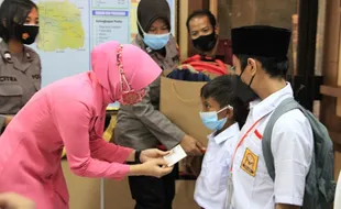 5 Anak Yatim Piatu Korban Covid-19 Terima Beasiswa Aku Sedulurmu