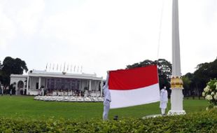 Tim Indonesia Tangguh Bertugas Mengibarkan Bendera Merah Putih