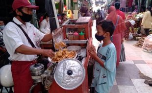 HUT RI, Pedagang Pasar Bunder Sragen Kompak Pakai Seragam SD Saat Layani Pembeli