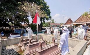 Sukarelawan Kamboja Covid-19 Sragen Spontanitas Upacara di Permakaman