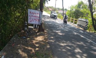 Muncul Kuburan Sampah, Ternyata Jl. Tulung-Jatinom Klaten Jadi Sasaran Buang Sampah Sembarangan