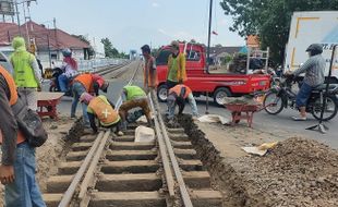 Hati-Hati, Ada Penggantian Rel Perlintasan Yos Sudarso Madiun