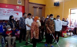 Kunjungi Sragen, Mensos Risma Bagikan Bansos Rp1,8 Miliar