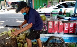 Pedagang Kelapa Muda di Sragen Mendadak Laris Manis, Diklaim karena Vaksinasi Covid-19