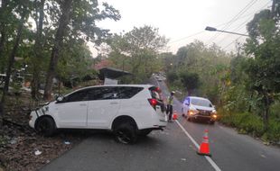 Mobil Innova Reborn Tabrak Pohon Jati di Salak Wonogiri, Pengendara Selamat