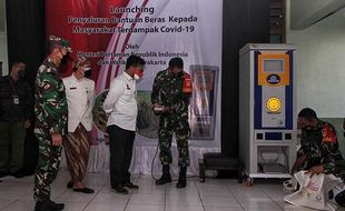 Penyaluran Bantuan Beras Bagi Warga Terdampak Pandemi Lewat ATM Beras