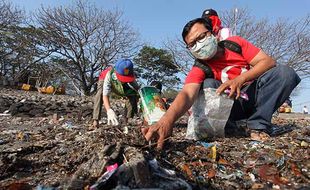 Aksi Bersih Sampah di Pantai Kedung Cowek Surabaya