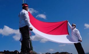 Berlangsung Khidmat, Begini Momen Eks Napiter Kibarkan Bendera Merah Putih di Gunung Sepikul Sukoharjo