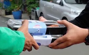 Kobarkan Semangat Saling Bantu, Astra Bagikan 30.000 Paket Makanan untuk Pengemudi Ojek Online