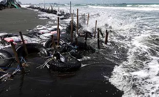 Gelombang Tinggi dan Angin Kencang di Pantai Cilacap