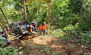 Terjun ke Jurang 50 Meter di Karanganyar, Mobil Ditumpangi Koordinator SAR Surakarta Nyangkut di Pohon