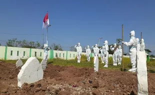 Peringati HUT RI, Sukarelawan Gelar Upacara Bendera di Pemakaman Jenazah Covid-19 Madiun