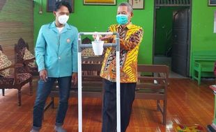 KKN UNS di Miri Sragen, Kelompok 342 Bikin Alat Hand Sanitizer Pijak sampai Peduli Literasi