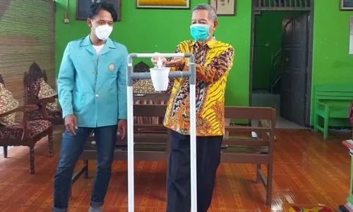 KKN UNS di Miri Sragen, Kelompok 342 Bikin Alat Hand Sanitizer Pijak sampai Peduli Literasi