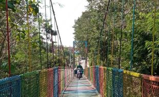 Warna Warni Jembatan Gantung Guwosari Sragen, Cocok Buat Spot Selfie Hlo!