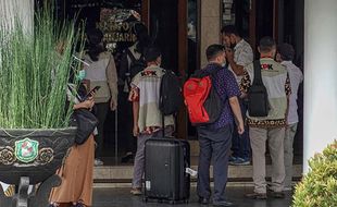 FOTO : KPK Geledah Kantor Bupati Banjarnegara