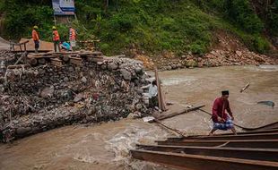 FOTO : Jembatan Putus Diterjang Luapan Sungai