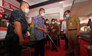 Mensos Serahkan Bantuan Kepada Penyadang Disabilitas di Solo