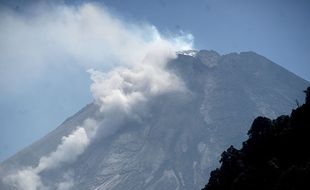 Hujan Abu Merapi Tak Sampai Ganggu Warga Magelang