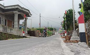 FOTO : Desa Tlogolele Diguyur Hujan Abu Vulkanis Gunung Merapi