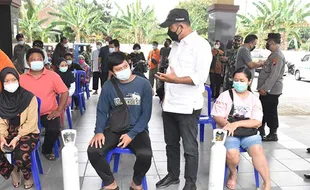 FOTO: Pemkab Karanganyar Lanjutkan Pengisian Oksigen Gratis