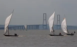 Balap Perahu Layar Tradisional di Pantai Kenjeran Surabaya