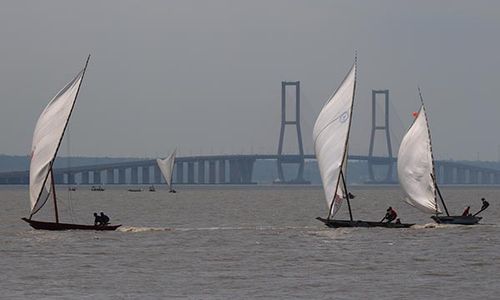 Balap Perahu Layar Tradisional di Pantai Kenjeran Surabaya