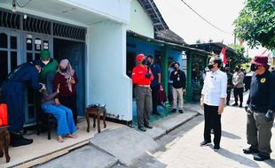 Presiden Tinjau Program Vaksinasi Langsung ke Rumah Warga