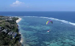 Kibarkan Bendera Merah Putih dengan Paralayang