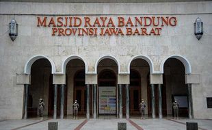 Perpanjangan PPKM Level 4, Masjid Raya Bandung Menggelar Kembali Salat Jumat