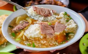 Makan Sop Daging Sapi di Warung Ini Cukup Bayar Rp9.000